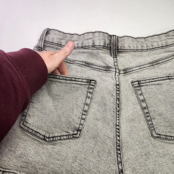⭐️Wild Fable Acid Wash Mom Jean Shorts – High Rise | Size 12 - Picture 4 of 8